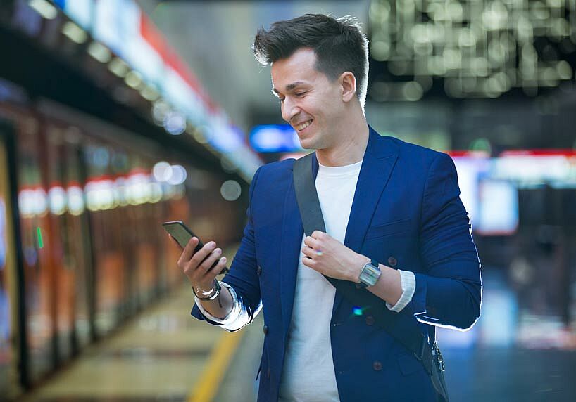 Mann verwendet eine Business-App auf seinem Handy