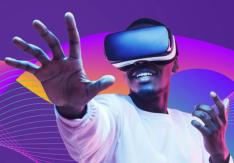 IT Trends 2023 | Junger Mann mit VR Brille und ausgestreckter Hand